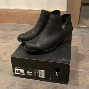 Sorel Lolla II cut out size 6.5 worn twice-  Black